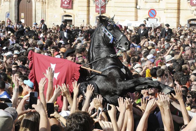 Caballos de raza menorquina entran a la plaza del Born de Ciutadella (Menorca) y saltan al ritmo de la música del Jaleo durante la tradicional 'Caragol des Born (también conocida como Caballos de San Juan)' en la fiesta de Sant Joan.