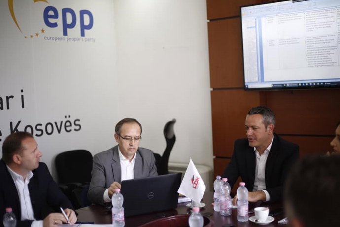 El primer ministro designado de Kosovo, Avdullah Hoti, en el centro de la imagen en una reunión de su partido, la LDK