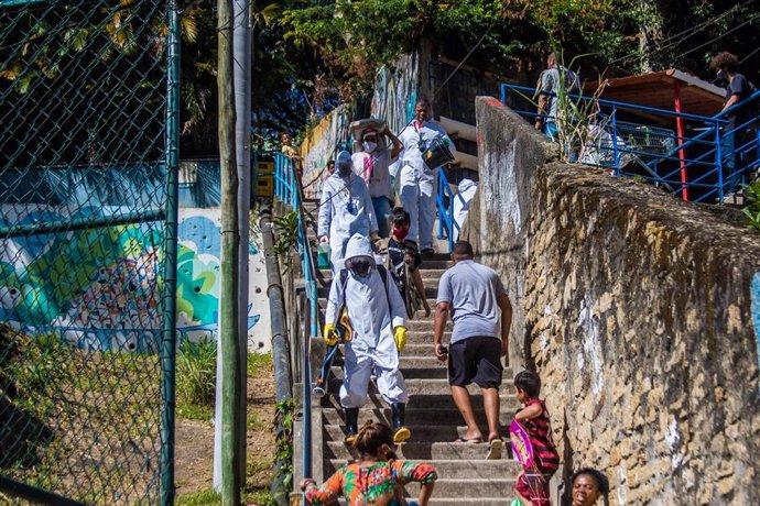 Desinfección en una favela de Río de Janeiro