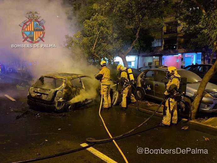 Bomberos de Palma sofocan un incendio en un vehículo la pasada noche.