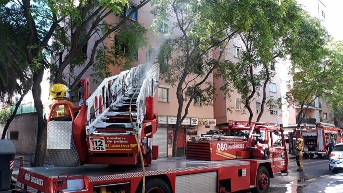 Los Bomberos de Palma intervienen en un incendio en un piso de la calle Indalecio Prieto.