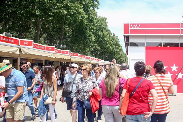 Visitantes pasean por las casetas de la Feria del Libro de Madrid.