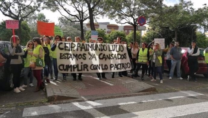 Protesta de las familias del colegio Raimundo Lulio
