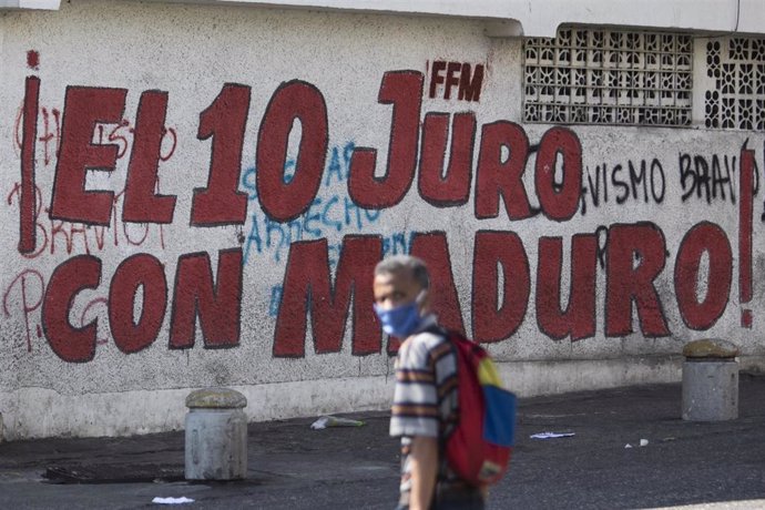 Un hombre con mascarilla en Caracas