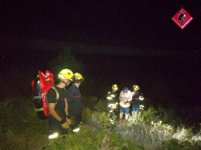 Momento en que los bomberos localizan al hombre desaparecido en El Montgó.