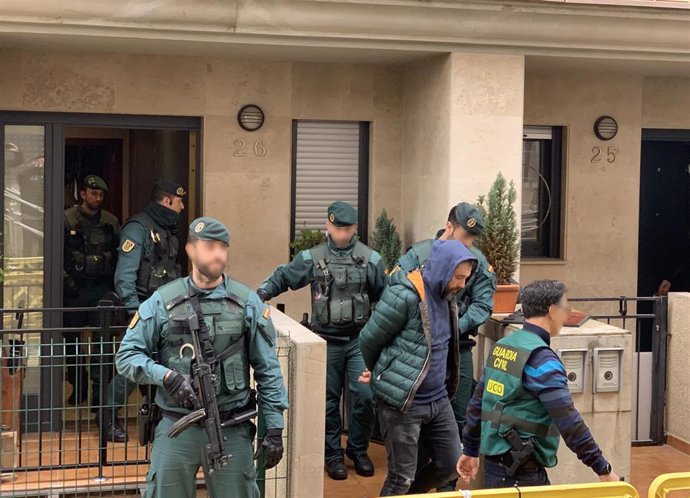 La Guardia Civil abandona la vivienda del detenido en Amorebieta tras el registro. 