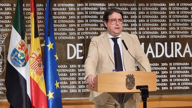 El vicepresidente segundo y consejero de Sanidad de la Junta de Extremadura, José María Vergeles, en rueda de prensa sobre el coronavirus