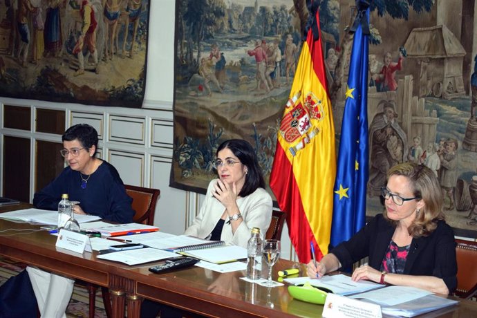 Las ministras Arancha González Laya y Carolina Darias, y la vicepresidenta tercera del Gobierno, Nadia Calviño, en la Carue.