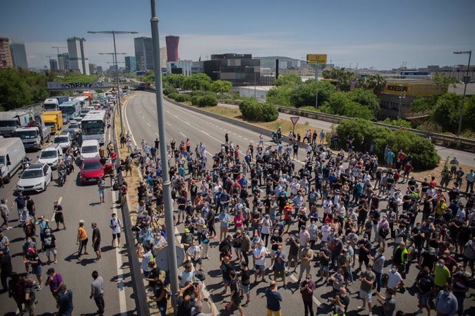 Trabajadores de la planta de producción de Nissan en Barcelona cortan el tráfico en el exterior de la fábrica en la Zona Franca el día en el que fabricante japonés de automóviles ha decidido cerrarla.