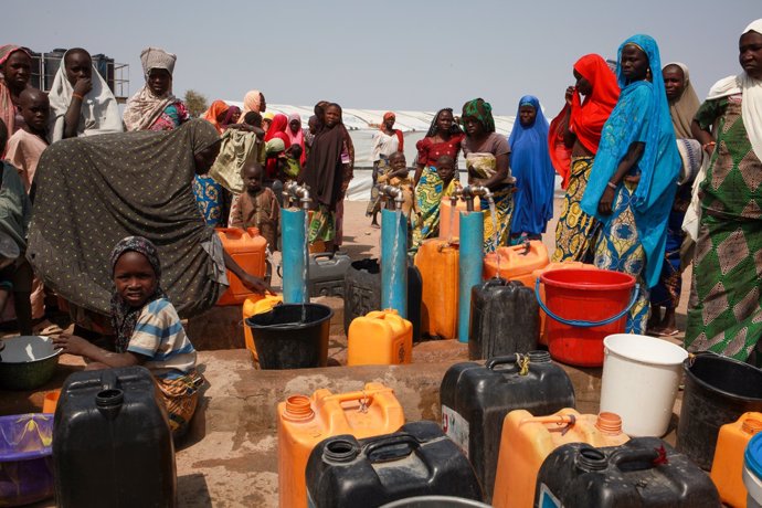 Personas recogen agua en un campo de desplazados en Borno, Nigeria