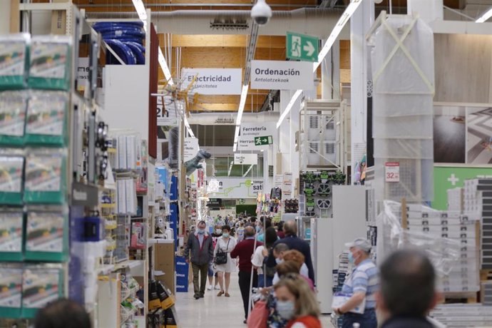 Varias personas compran en el interior del Leroy Merlín del Centro Comercial El Boulevard en el primer día de la Fase 2 de desescalada, cuando se reanuda su actividad y se reabren los centros comerciales mayores de 400 metros.