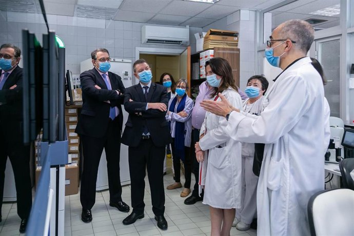 El presidente de C-LM, Emiliano García-Page, y el consejero de Sanidad, Jesús Fernández, visitan el Hospital Virgen de la Salud de Toledo.