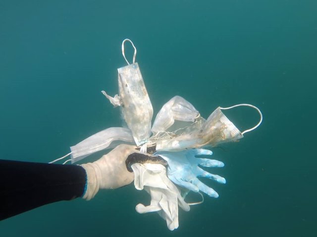 Las mascarillas y los guantes llegan hasta el fondo del mar