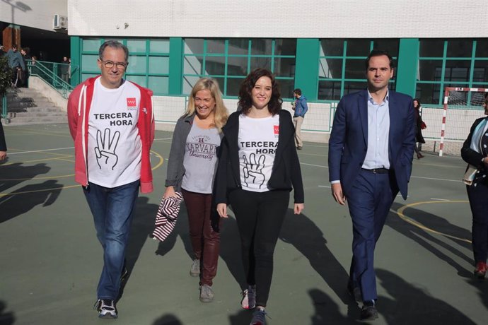 a presidenta de la Comunidad de Madrid, Isabel Díaz Ayuso, el vicepresidente , Ignacio Aguado, y el consejero de Educación Enrique Ossorio, presentan la ampliación de una tercera hora de la asignatura de Educación Física que comenzará el próximo curso.