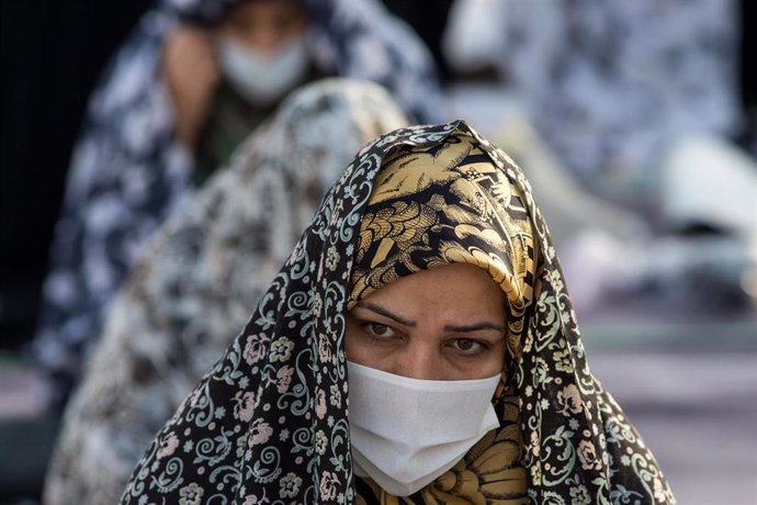 Una mujer con mascarilla en Teherán