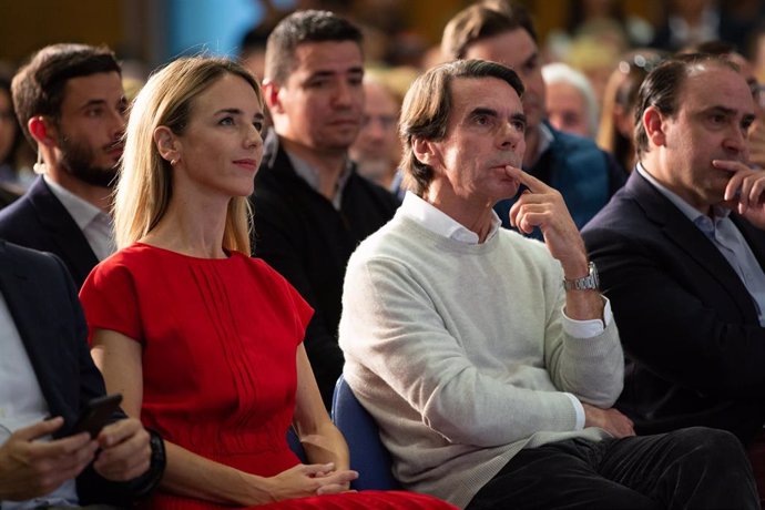 El expresidente del Gobierno, José María Aznar, y la candidata del PP en las elecciones generales por Barcelona, Cayetana Álvarez de Toledo, en un acto del Partido Popular en Barcelona.