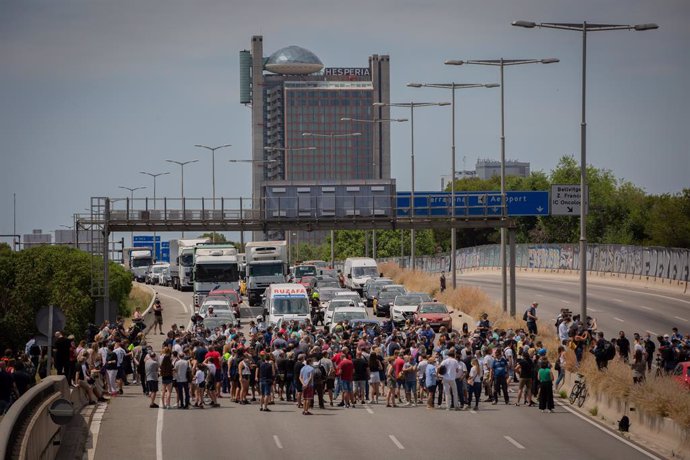 Uns 200 treballadors de Nissan tallen uns minuts la Gran Via a L'Hospitalet de Llobregat (Barcelona), el 29 de maig de 2020.