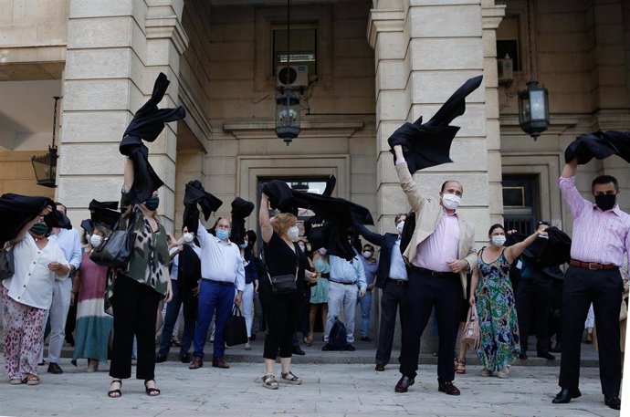 Protesta de abogados ante la Audiencia en demanda de la reactivación de la actividad judicial