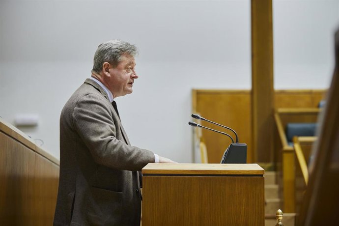 Zupiria informa al Parlamento de la gestión de su departamento frente a la crisis del coronavirus.