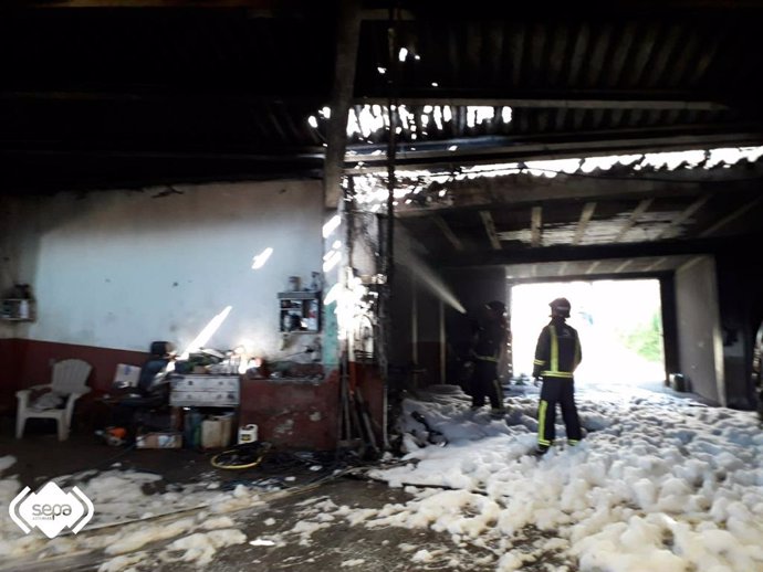 Bomberos de Asturias sofocan un incendio en la localidad tinetense de El Pedregal.