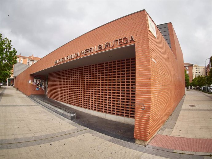 Las bibliotecas continúan cerradas en el primer día en el que se permite la salida de niños en el relajamiento de las medidas de confinamiento marcadas por el Gobierno de España durante el Estado de Alarma 