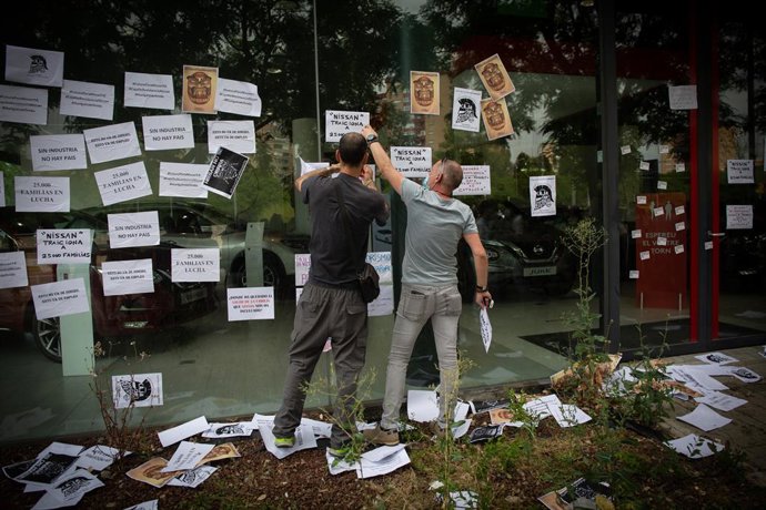 Varios trabajadores de Nissan cuelgan carteles como signo de protesta. En Barcelona, Catalunya (España), a 29 de mayo de 2020.