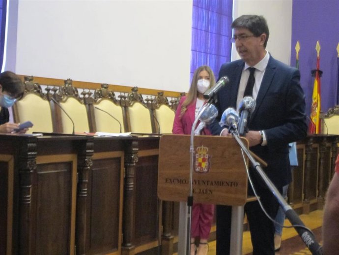 El vicepresidente Juan Marín durante sus declaraciones a los medios de comunicación