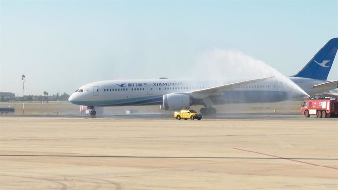 Bautismo del primer vuelo de Xiamen Airlines que llega al aeropuerto de Manises (Valencia)