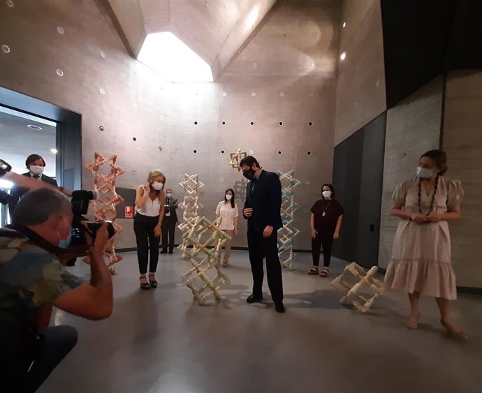 Patricia del Pozo (centro), en la visita al C3A en Córdoba, con motivo de su reapertura.