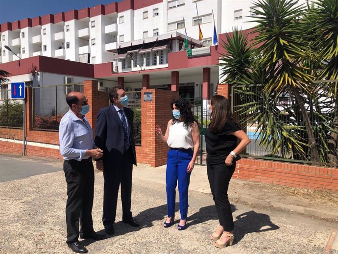 La consejera de Igualdad, Políticas Sociales y Conciliación, Rocío Ruiz, en su visita este viernes al centro residencial 'La Orden' de Huelva capital
