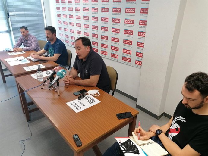 O secretario xeral da Federación de Industria de CCOO, Víctor Ledo, en rolda de prensa xunto a representantes do sector de industrias electrointensivas