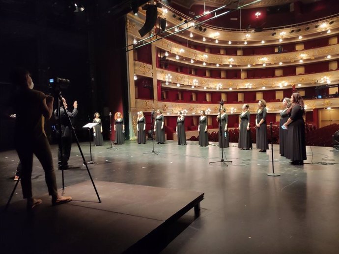 Momento de la grabación del vídeo del coro del Teatro Principal.