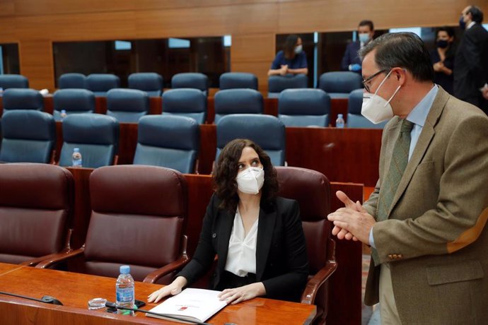 El diputado del PP Alfonso Carlos Serrano conversa con la presidenta regional Isabel Díaz Ayuso