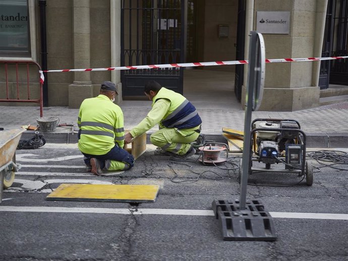Unos trabajadores en una obra en el centro de la ciudad en el cuarto día de la Fase 1 en la ciudad de Pamplona, en que se permite que los bares pueden abrir las terrazas al 50 por ciento de su capacidad