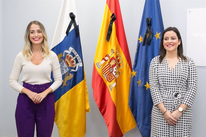 La nueva viceconsejera de Turismo, Teresa Berástegui (i), junto a la consejera, Yaiza Castilla