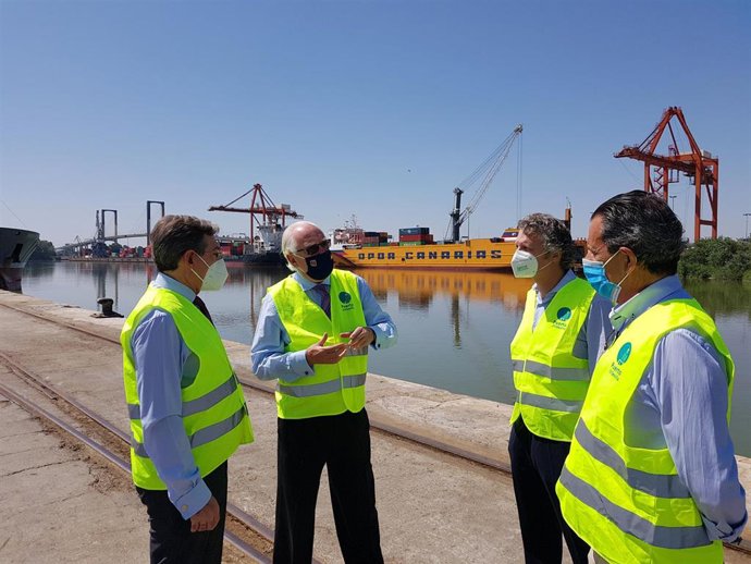Visita del viceconsejero de Fomento, Jaime Raynaud, y el director general de la Agencia Pública de Puertos de Andalucía (APPA), Rafael Merino, al Puerto de Sevilla.
