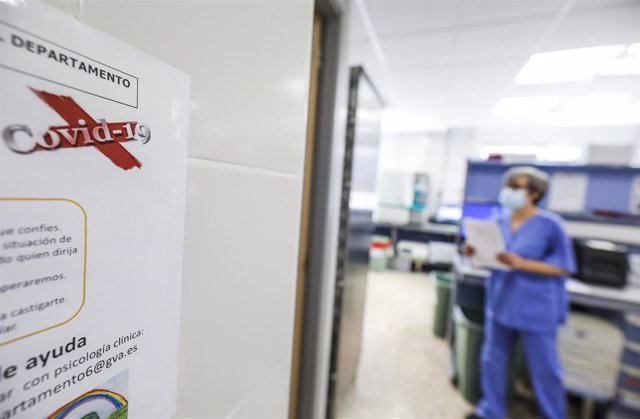 Personal sanitario trabaja en en el Hospital Arnau de Vilanova donde hay pacientes infectados con Covid-19, en Valencia, Comunidad Valenciana, (España), a 24 de abril de 2020.