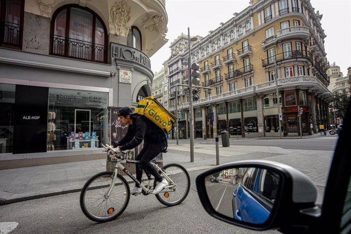 Un joven rider trabajando en la calle el pasado mes de marzo a pesar del estado de alarma por el coronavirus.