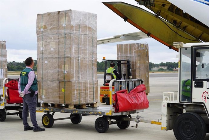 Llegada al aeropuerto de Palma de un cargamento de 17 toneladas de material sanitario, comprado por el Govern.