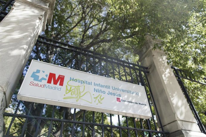 Cartel en una de las puertas de acceso al Hospital Infantil Universitario Niño Jesús de Madrid.