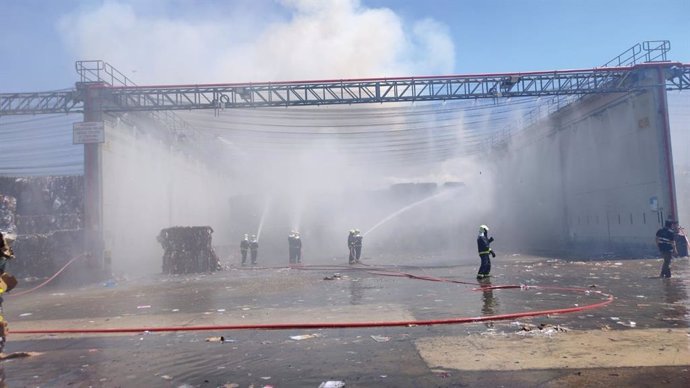 Bomberos trabajan en el incendio declarado en una zona de almacenaje de Saica.