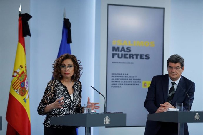 La ministra de Hacienda y portavoz del Ejecutivo, María Jesús Montero, en rueda de prensa junto al ministro de Seguridad Social, Inclusión y Migraciones, José Luis Escrivá.