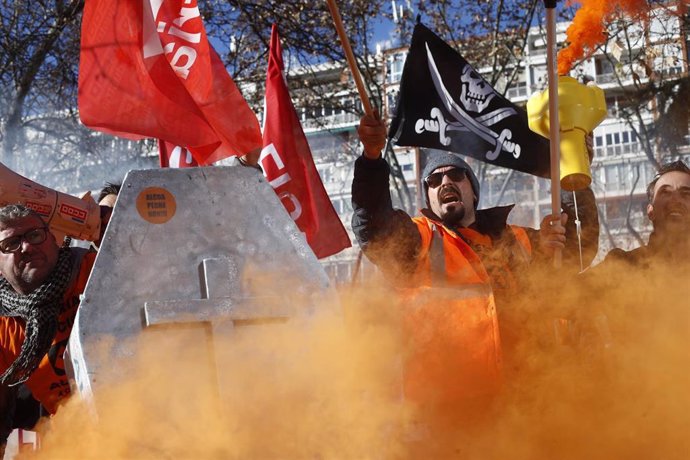 Trabajadores de la empresa productora de aluminio, Alcoa, se manifiestan en Madrid para exigir medidas al Gobierno que impidan el cierre definitivo de las fábricas. 