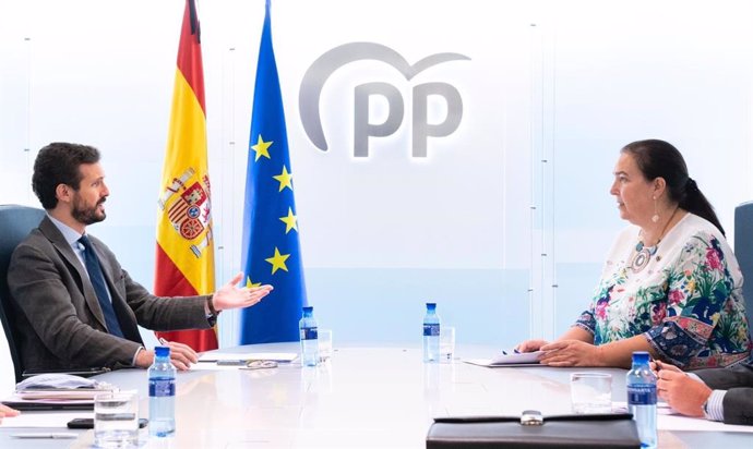 El presidente del PP, Pablo Casado, se reúne con la presidenta de la AVT, Maite Araluce, en  la sede del PP. En Madrid, a 29 de mayo de 2020