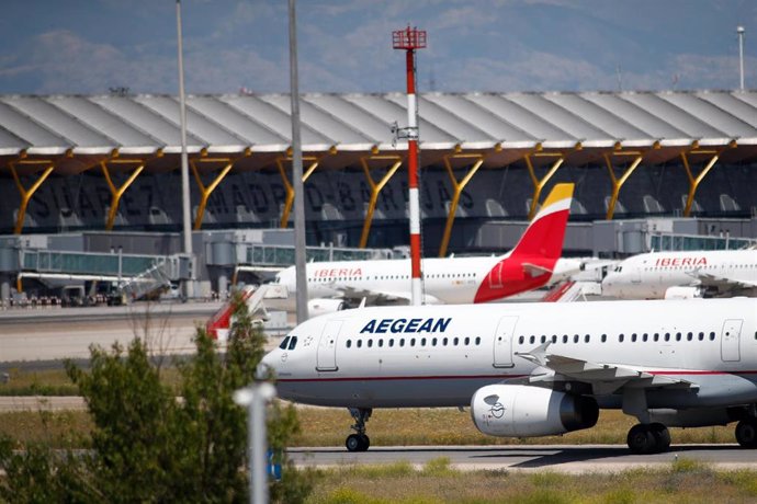 Un avión de la empresa griega Aegean se dirige a la terminal 4 después de aterrizar en el Aeropuerto de Madrid-Barajas Adolfo Suárez en el tercer día en el que entra en vigor la orden del Ministerio de Sanidad por la que todas las personas procedentes d