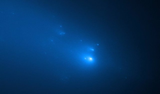 Observación del cometa ATLAS por el telescopio Hubble el 23 de abril