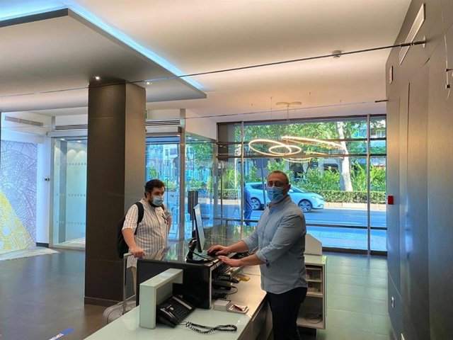 Una persona llega a un hotel de València