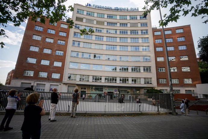 Sanitarios y varios transeúntes aplauden en la puerta del Hospital Fundación Jiménez Díaz de Madrid