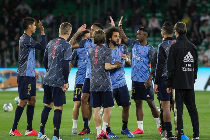 Marcelo durante el calentamiento del Real Madrid en el Benito Villamarín