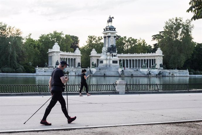 Varias personas hacen ejercicio junto al Estanque por la calle Nicaragua en el Parque del Retiro de Madrid frente al monumento a Alfonso XII, abierto en la fase 1 de la desescalada En Madrid (España), a 25 de mayo de 2020.